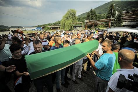 S­r­e­b­r­e­n­i­t­s­a­l­ı­ ­3­3­ ­k­u­r­b­a­n­ı­n­ ­c­e­n­a­z­e­s­i­ ­P­o­t­o­ç­a­r­i­­y­e­ ­u­l­a­ş­t­ı­ ­-­ ­S­o­n­ ­D­a­k­i­k­a­ ­H­a­b­e­r­l­e­r­